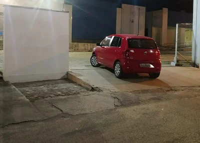 Carro onde professora foi feita refém