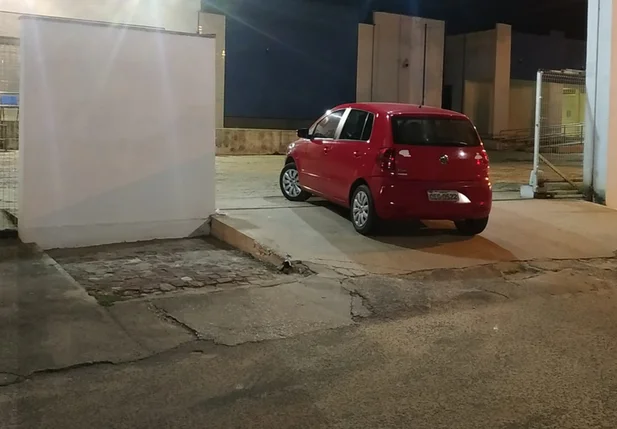 Carro onde professora foi feita refém