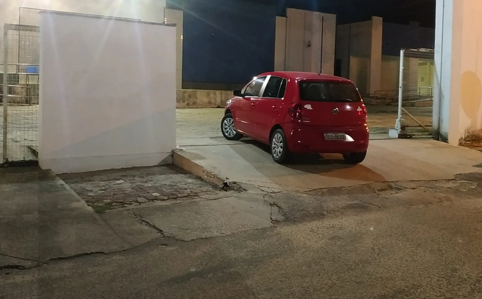 Carro onde professora foi feita refém