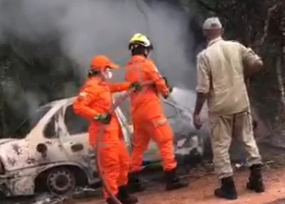 Carro pega fogo após acidente em Brasileira