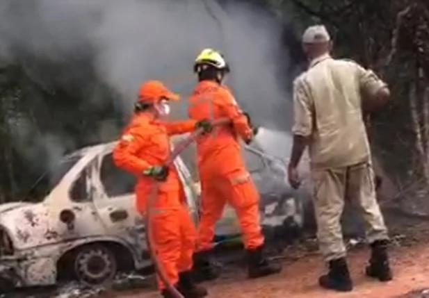 Carro pega fogo após acidente em Brasileira
