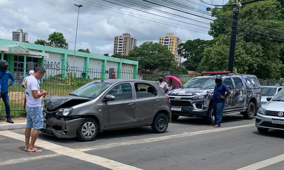 Carro roubado se envolveu em acidente na Av. Presidente Kenedy
