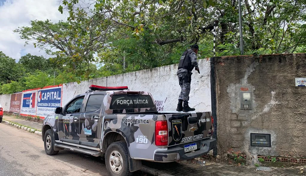 Cerco policial para prender os suspeitos