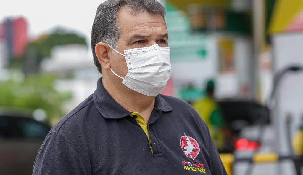Chefe de fiscalização do Procon, Arimatéia Área Leão durante fiscalização