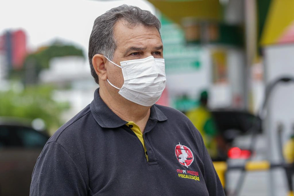 Chefe de fiscalização do Procon, Arimatéia Área Leão durante fiscalização