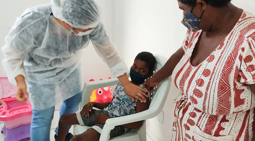 Criança recebendo a vacina contra a covid