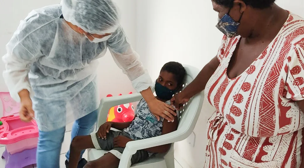 Criança recebendo a vacina contra a covid