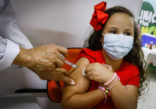 Criança recebendo a vacina contra a covid