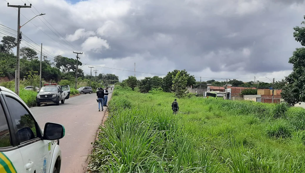 Criminoso caiu da motocicleta fora da avenida
