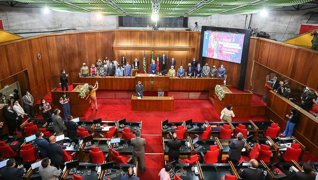 Deputados recebem governador na Alepi para leitura da mensagem anual