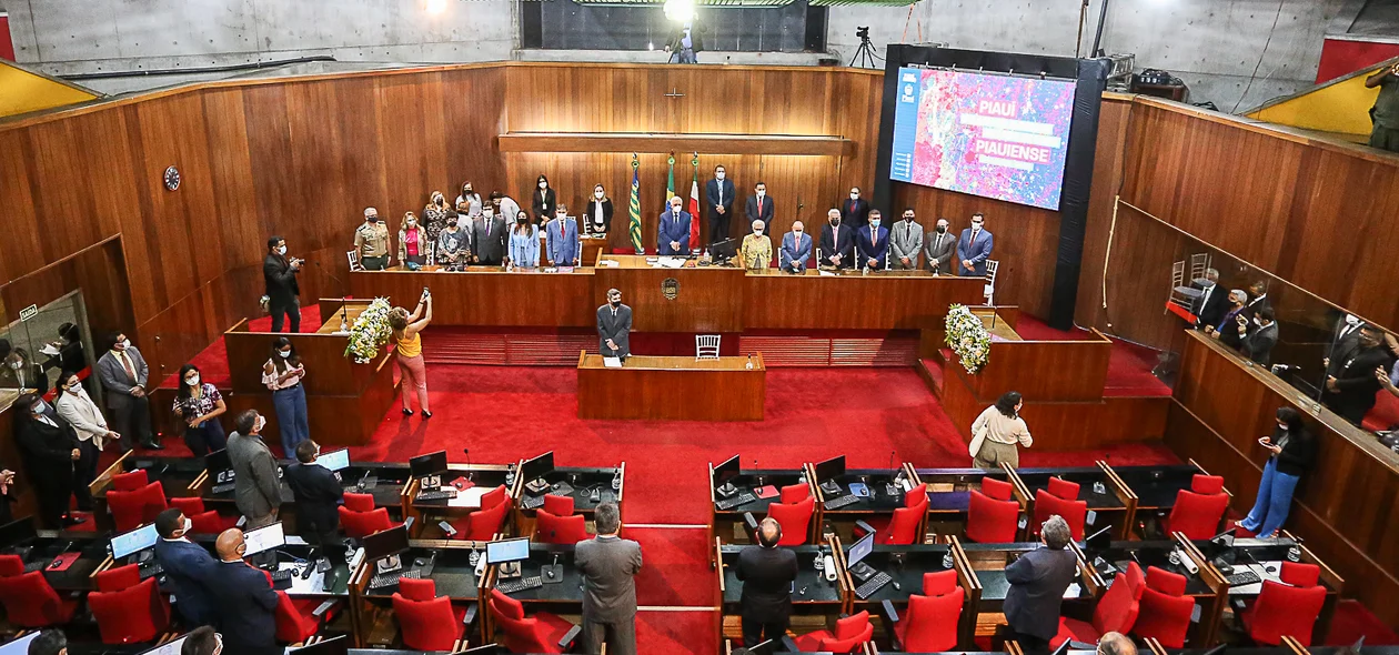 Deputados recebem governador na Alepi para leitura da mensagem anual