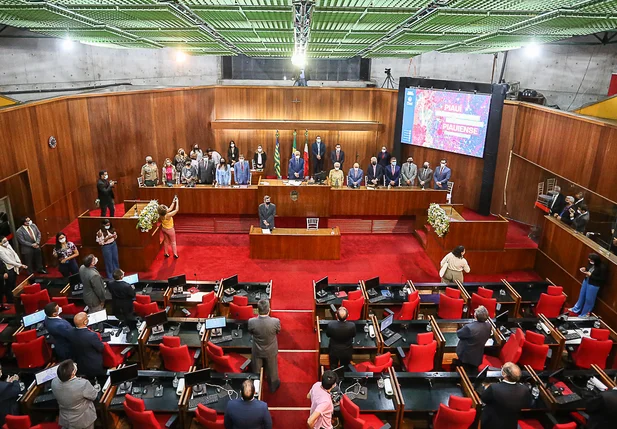 Deputados recebem governador na Alepi para leitura da mensagem anual