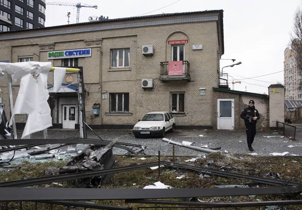 Destroços após uma explosão em Kiev, na Ucrânia