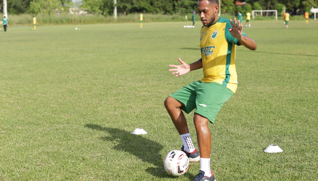 Dieyson treinando com a bola