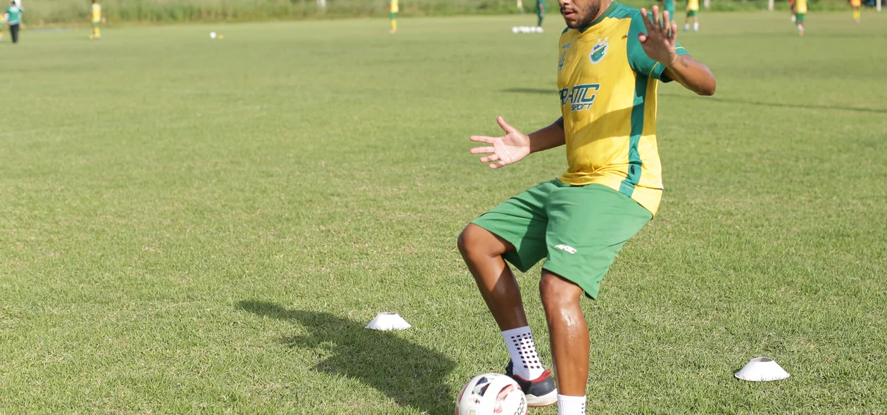 Dieyson treinando com a bola