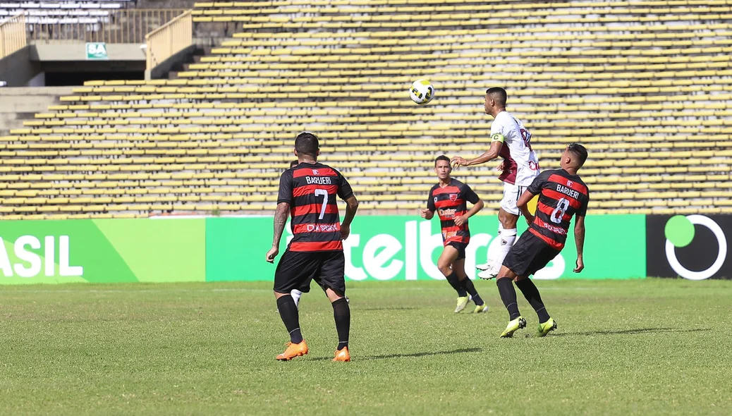 Disputa de bola entre jogadores