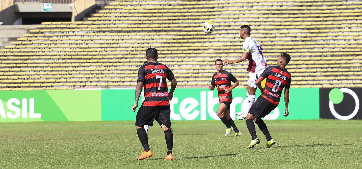 Disputa de bola entre jogadores