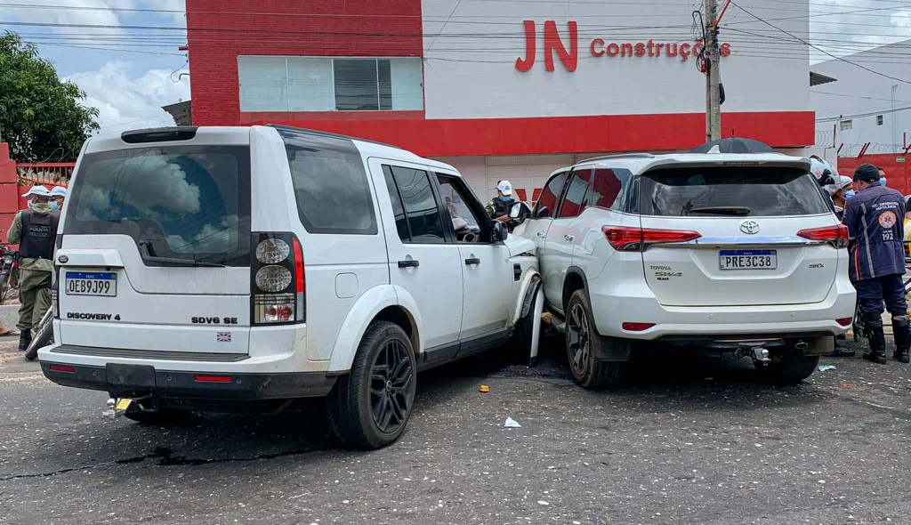 Dois veículos se envolvem em acidente na zona Leste neste domingo em Teresina