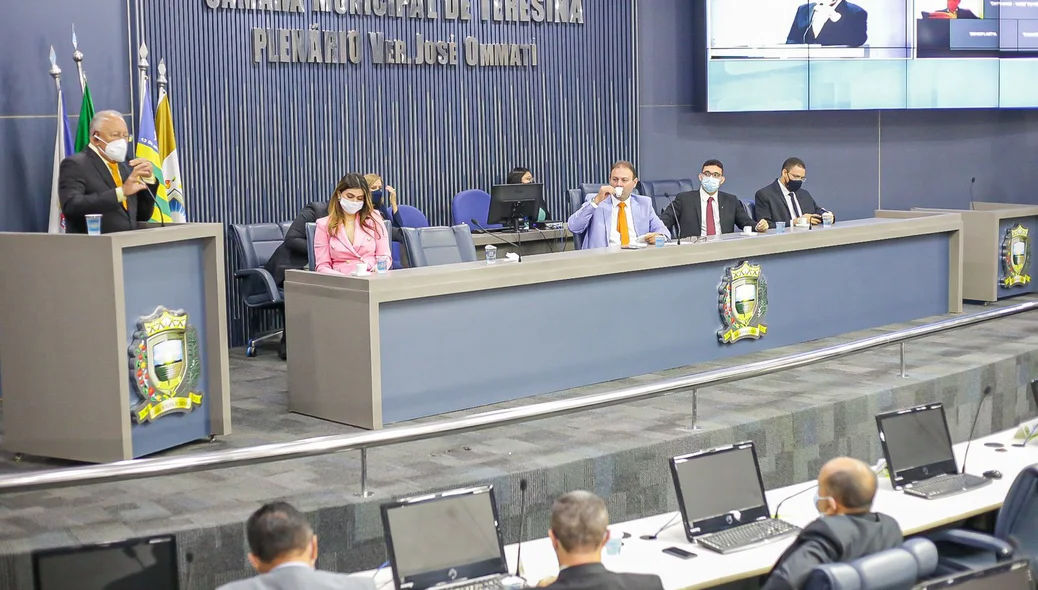 Dr. Pessoa faz a leitura da mensagem