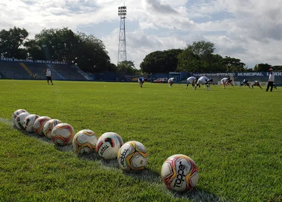 Elenco do River faz trabalho de aquecimento no estádio Lindolfo Monteiro