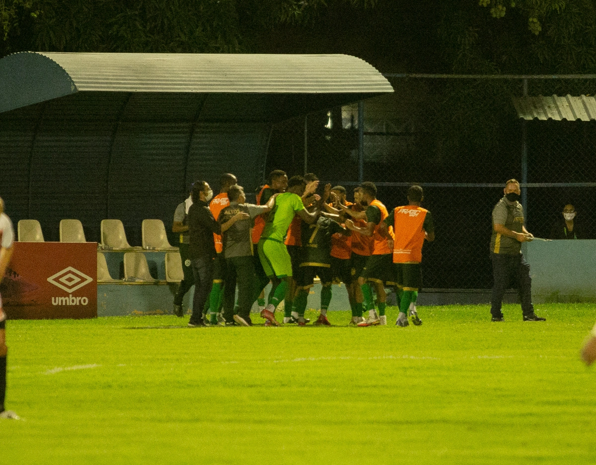 Equipe comemora o gol de Elielton, de cabeça, aos 12 do primeiro tempo
