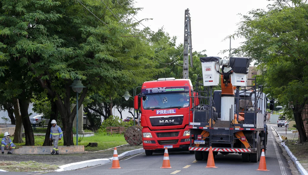 Equipe da Equatorial está no local realizando a troca dos postes