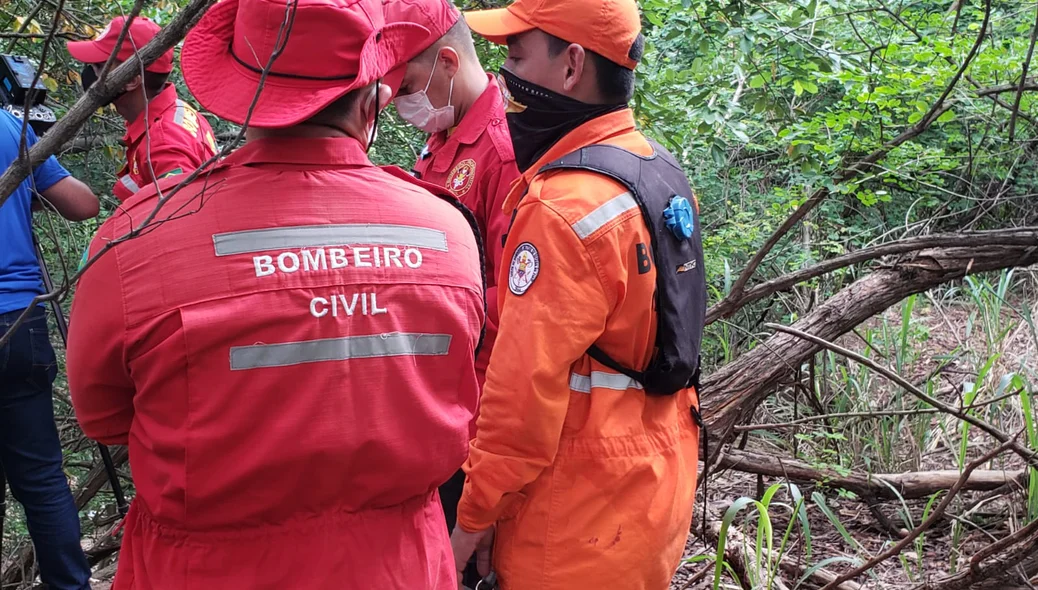 Equipes do Corpo de Bombeiros Civil também ajudaram