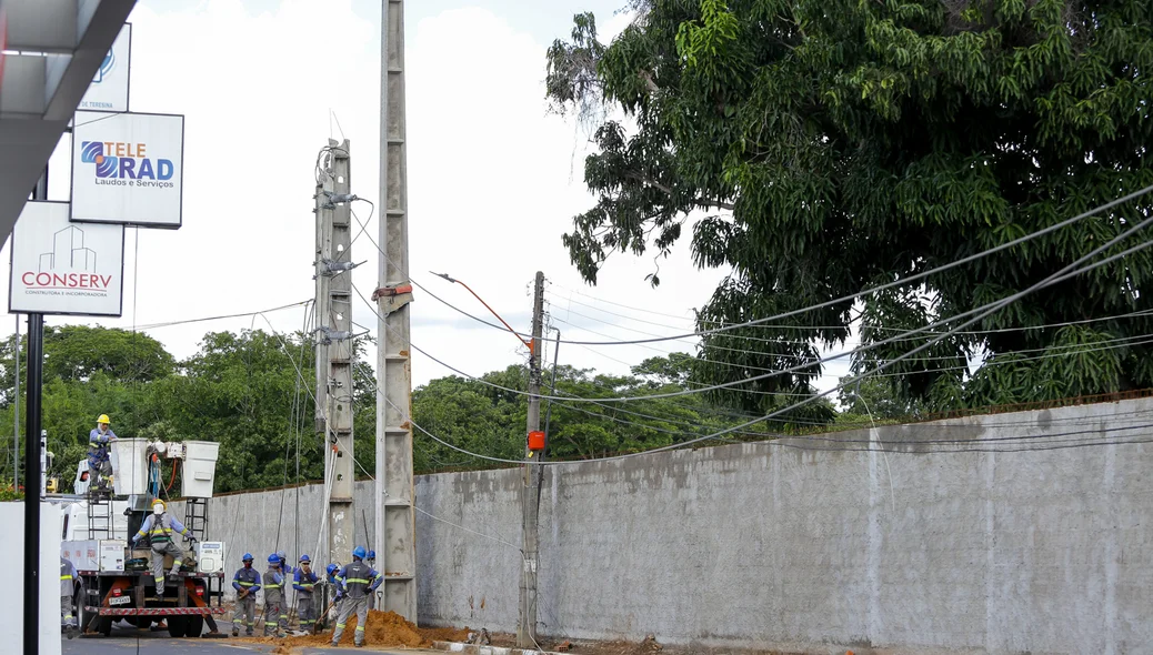 Estrutura superior do poste ficou pendurada