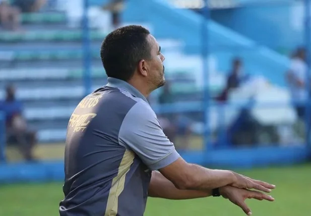 Evandro Guimarães, técnico do Altos