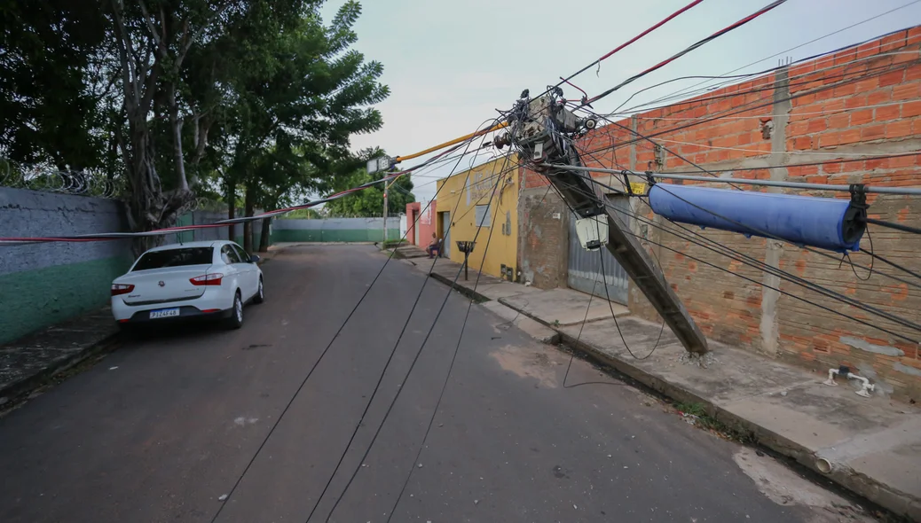 Fios ficaram no meio da rua