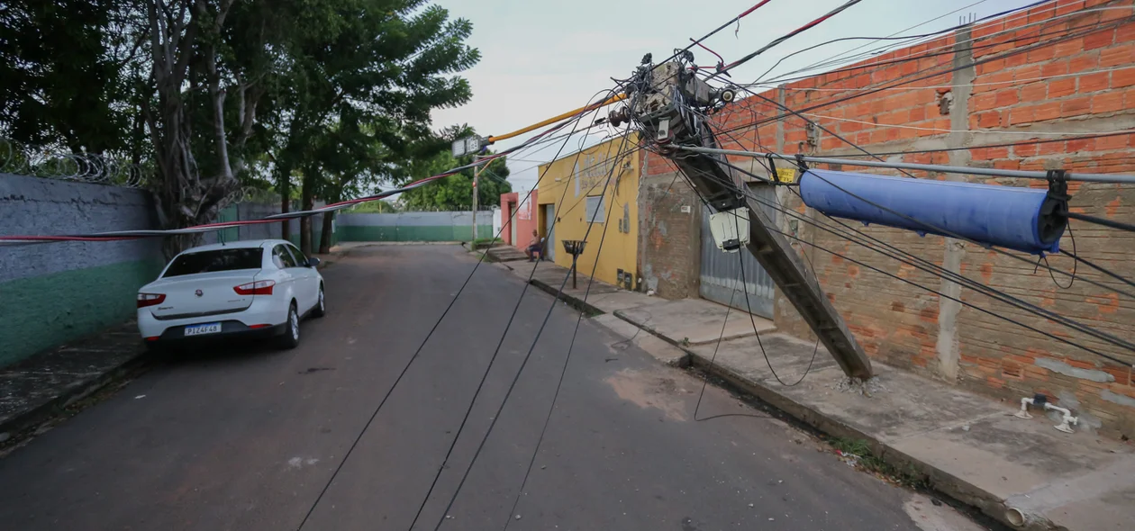 Fios ficaram no meio da rua