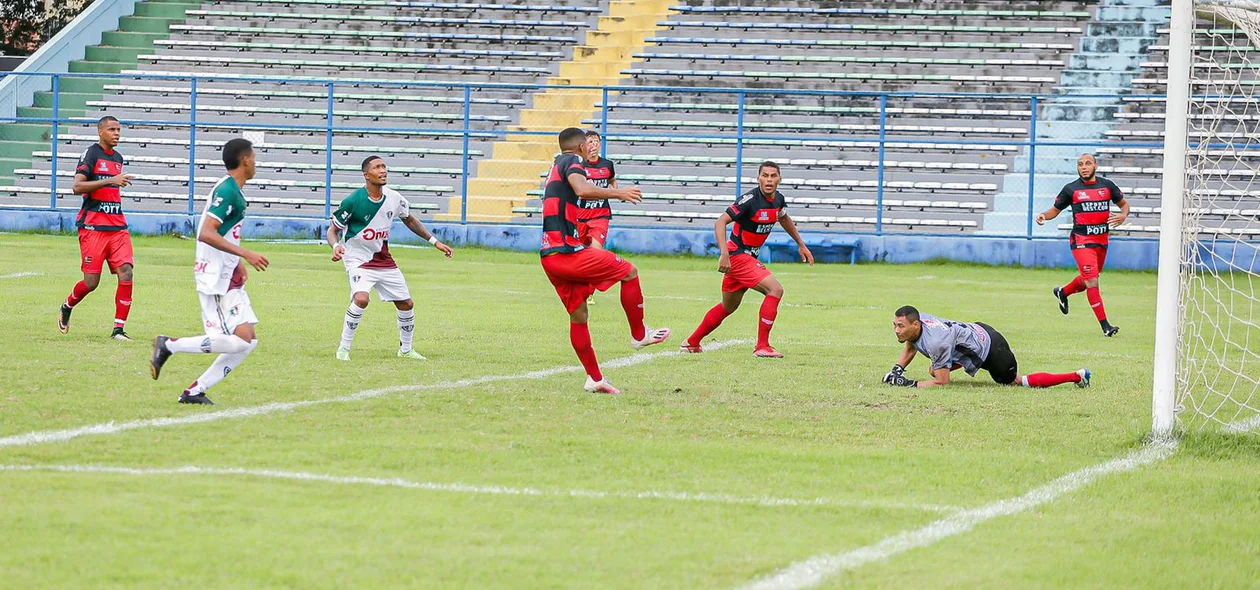 Fluminense goleia Flamengo pelo Piauiense