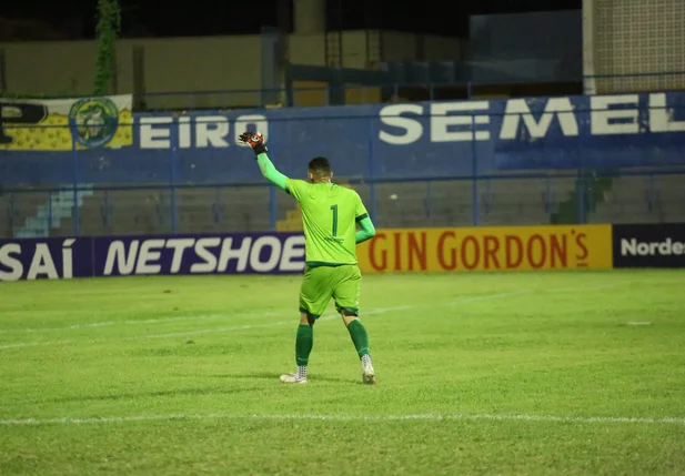 Goleiro fez defesa fundamental para garantir a vitória do Altos