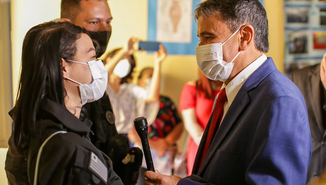 Governador conversando com trabalhadores da casa de reabilitação