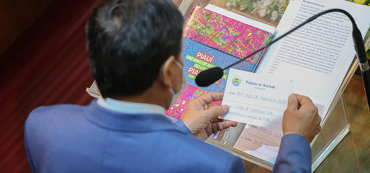 Governador lendo a mensagem