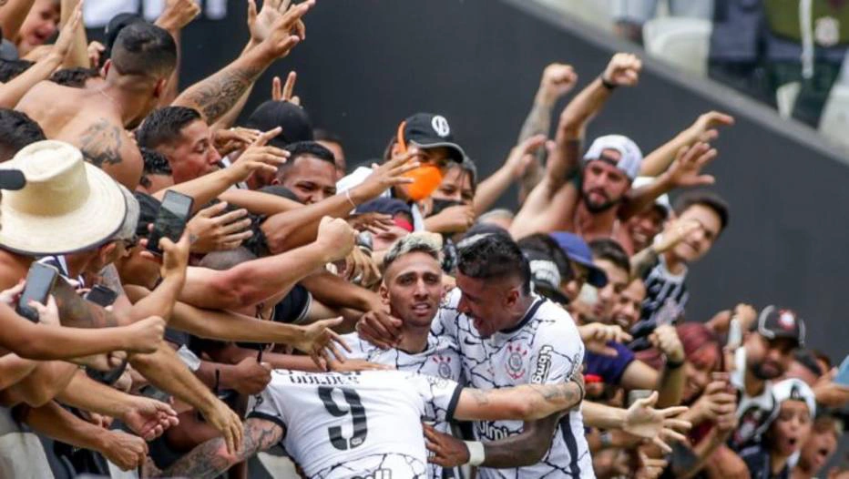 Gustavo Silva foi para os braços da torcida após marcar o gol da vitória do Corinthians