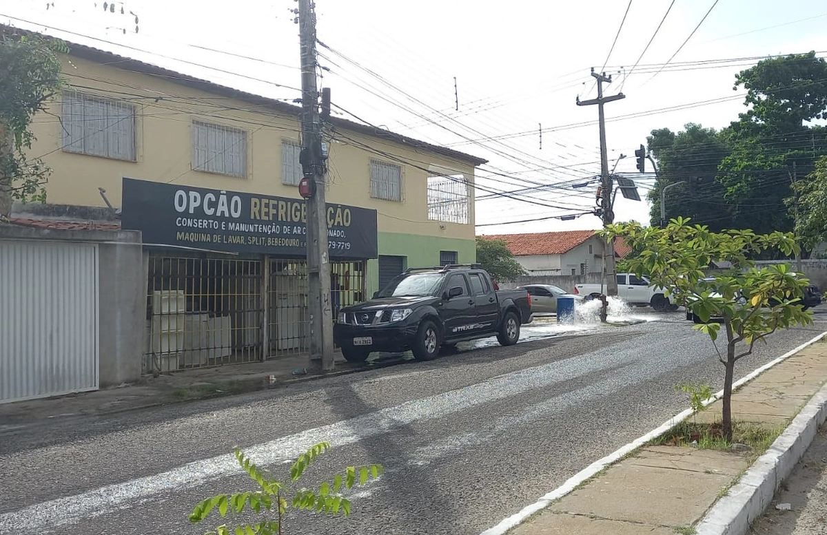 Hidrante estourado no bairro Marquês