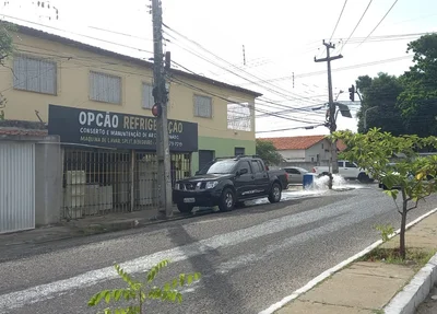Hidrante estourado no bairro Marquês