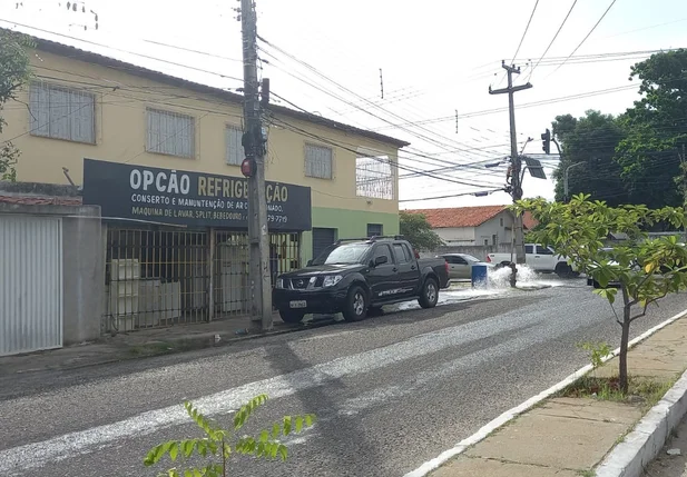 Hidrante estourado no bairro Marquês