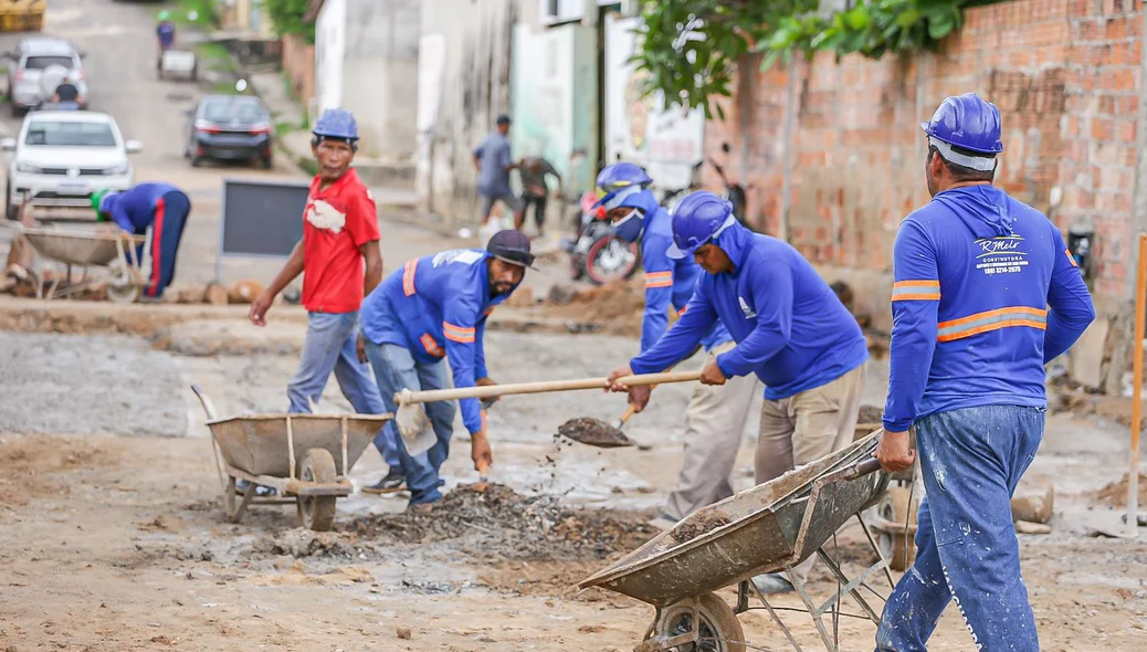 Homens trabalhando para revitalizar a rua