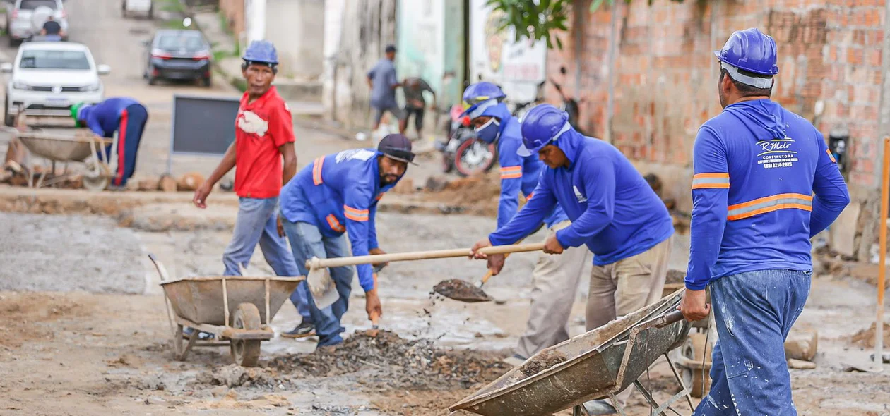 Homens trabalhando para revitalizar a rua