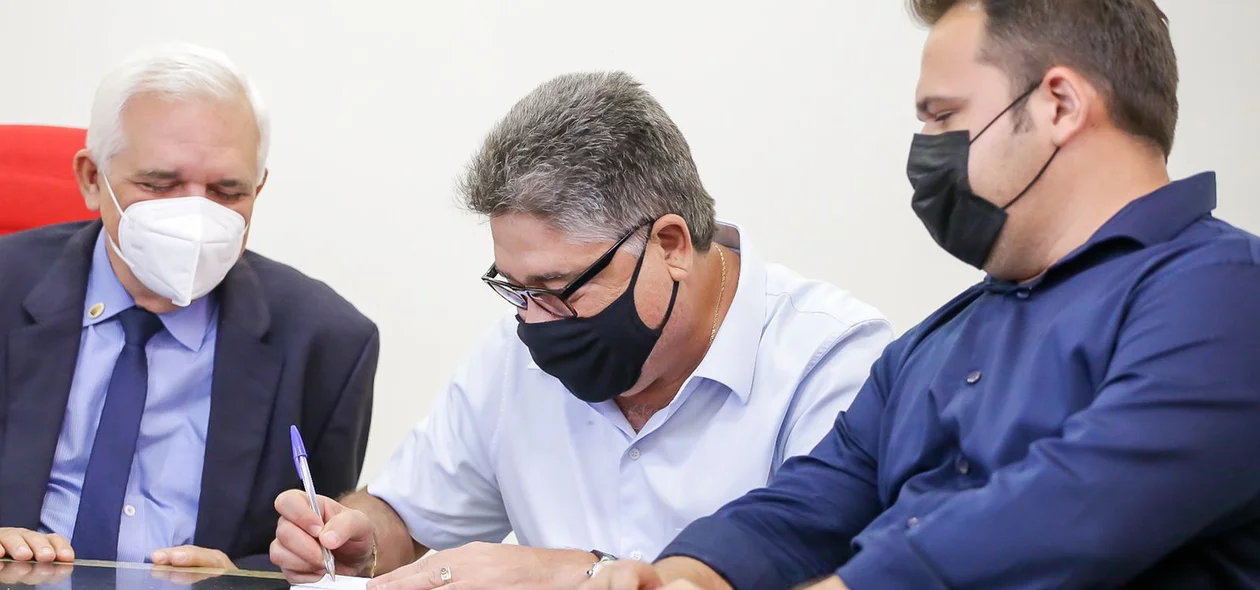 João Mádison assina ficha de filiação de Raimundo Sobrinho