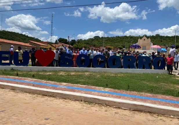João Mádison e prefeito visitam obras de asfaltamento em Socorro do Piauí