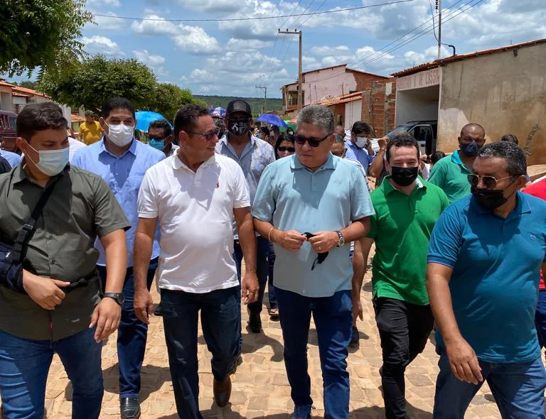 João Mádison visita obras em Socorro do Piauí