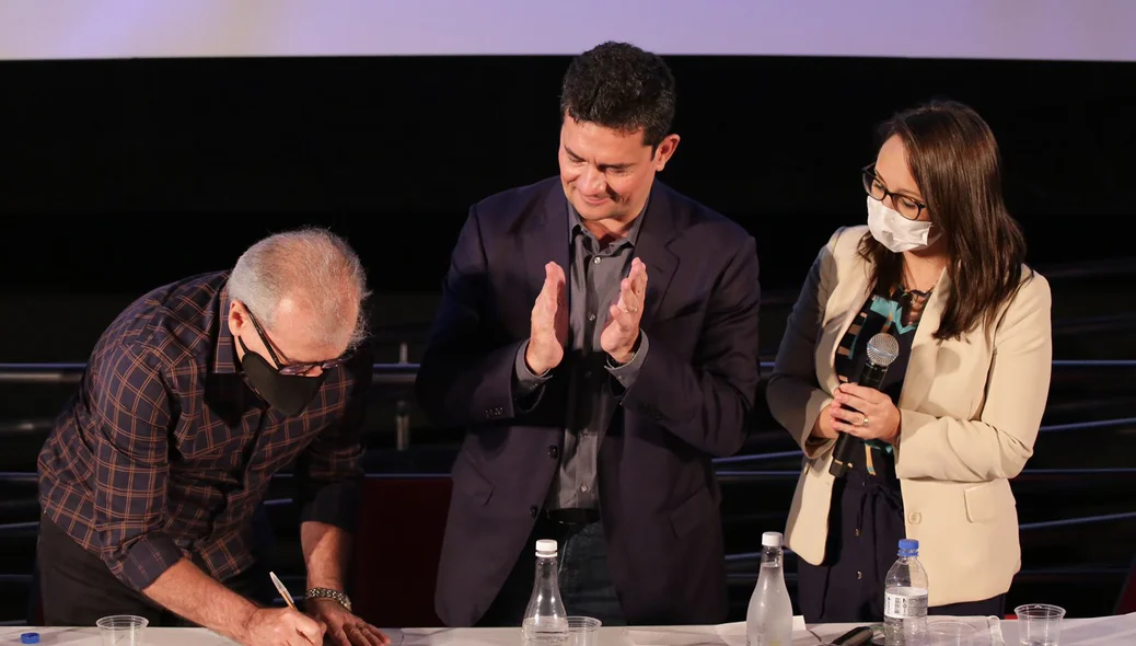 João Vicente assina ficha de filiação ao Podemos