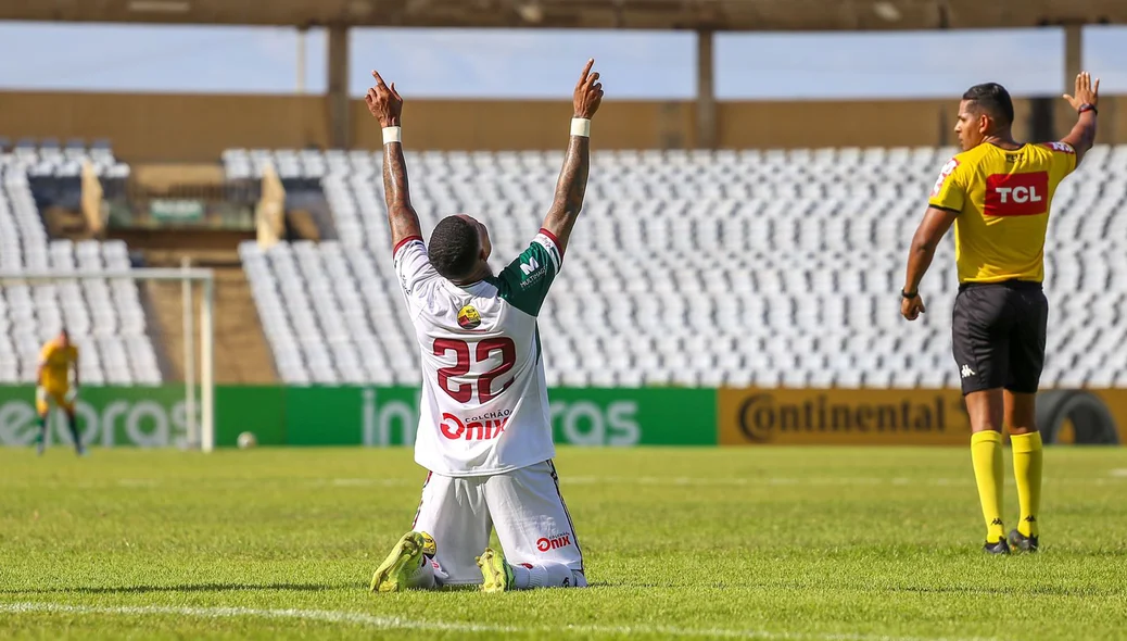 Jogado do fluminense do Piauí comemorando