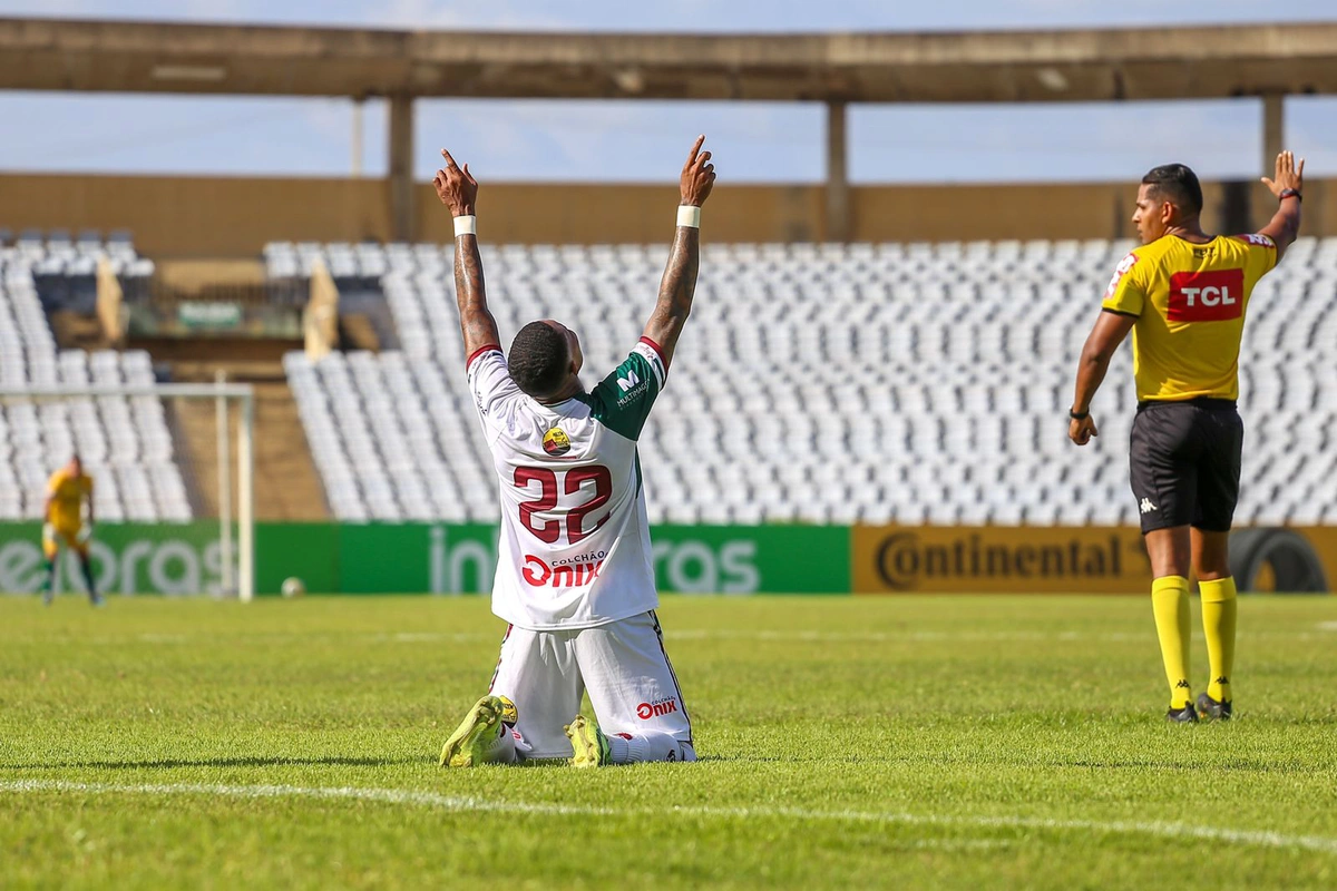 Jogado do fluminense do Piauí comemorando