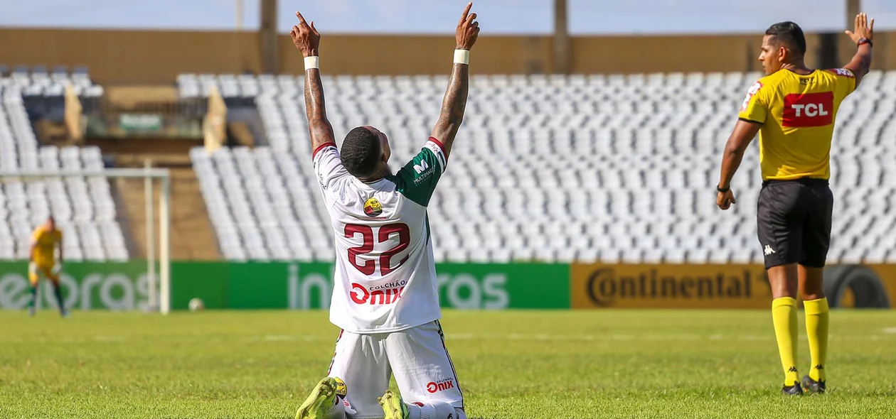 Jogado do fluminense do Piauí comemorando