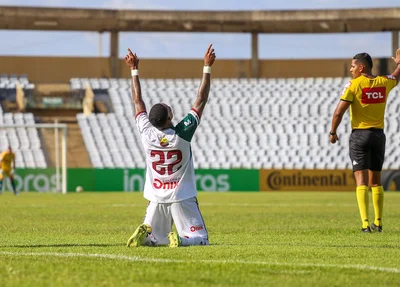 Jogado do fluminense do Piauí comemorando