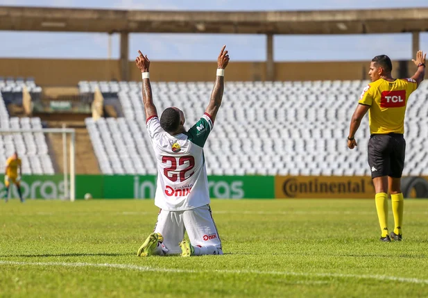 Jogado do fluminense do Piauí comemorando